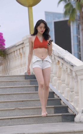 [一始专区] 白色热裤美女  【图片➕视频】<font color=red> [10P]</font>