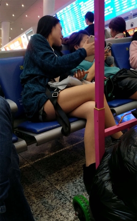 高铁站候车的肉色丝袜长发少妇白皙美腿