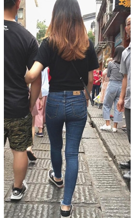 蓝色牛仔裤妹子