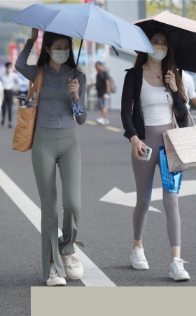两个长腿瑜伽裤美女3A8413[1.21G]
