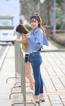 紧牛美眉 [17P]