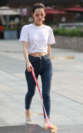 美美哒，遛狗 紧牛美女 [16P]