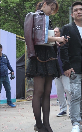 玩手机的黑丝美女