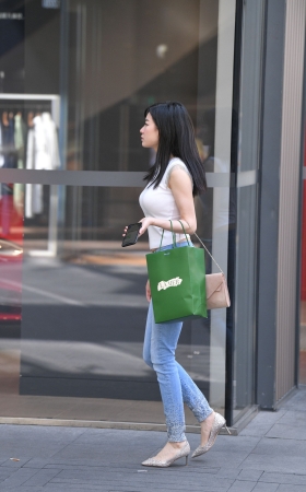 紧牛美眉