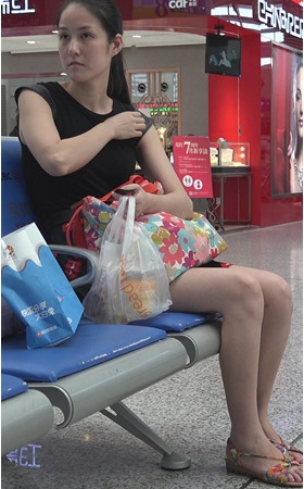 玩手机的黑衣妹子
