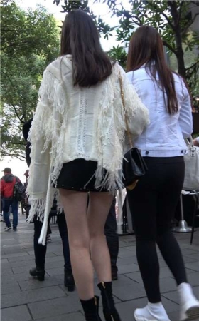 4k-街拍整容脸热裤美女约闺蜜喝下午茶 [1.77 GB]