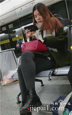 4k-车站候车室拍摄性感丝袜打底裤甜美小清新美眉。