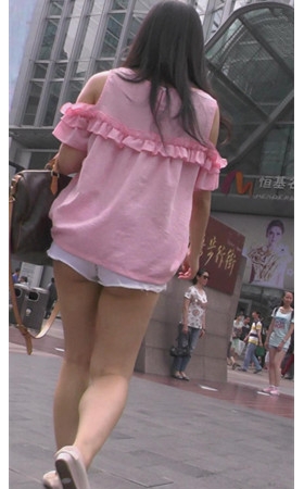 粉衣白裤美眉