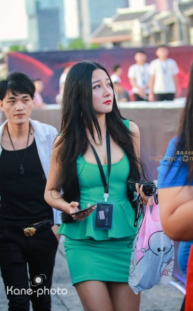 五官精致的紧身包臀裸背姐姐 [16P]