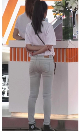 一直再打电话的浅牛美女