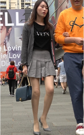 灰色短裙小姐姐