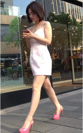 吊带白裙美女