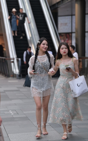 白皙大长腿美女