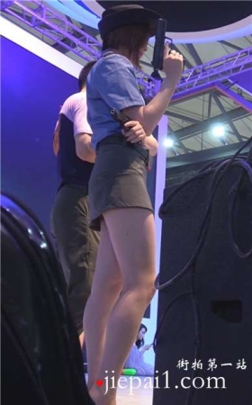 cosplay女警察的性感美女，这么漂亮的警察不是勾引人犯罪么。