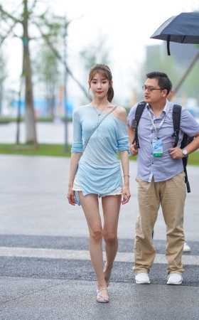 清秀蓝白搭配