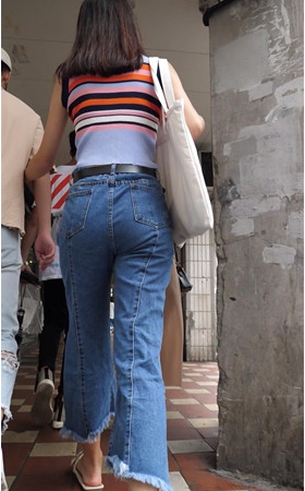 蓝色牛仔裤美女