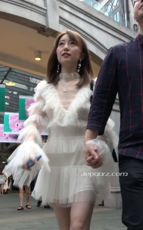 4K - 街拍白色连衣裙高跟鞋街拍美女 [2.33 GB/MP4]