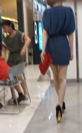 街拍两个高跟美女逛商场