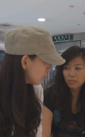 坡跟凉拖和MM的二趾长小脚很相配