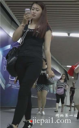 街拍紧身黑裤听歌的美女 [1.54 GB]