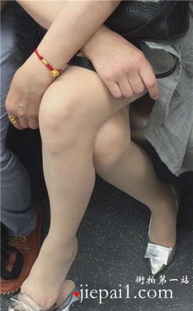 地铁上挑鞋的长腿美足女神姐姐