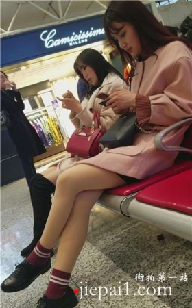4k-候车室美腿丝袜女神姐姐跟闺蜜有说有笑