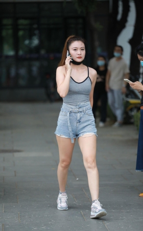 漂亮的热裤小姐姐