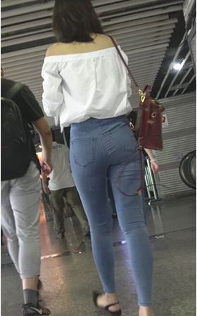 漂亮的紧身牛仔裤美女