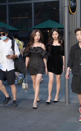 靓丽的美腿高跟美女