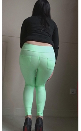 模拍漂亮的绿色紧身裤诱惑美女