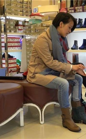 4K - 打开手机让店员找同款？[978 MB8/MP4]