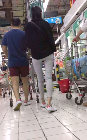 身材苗条细得跟竹竿似的美女逛超市