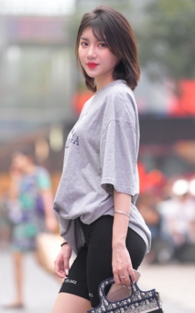 逛街的紧身裤美女