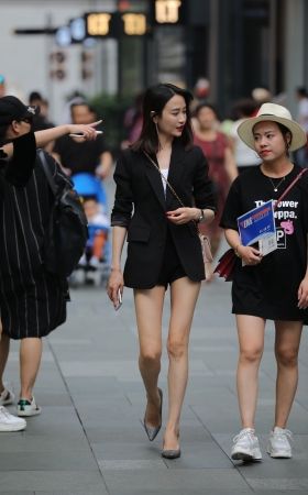 玩手机的小姐姐