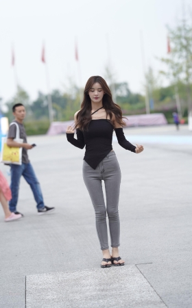 灰色牛仔裤美女