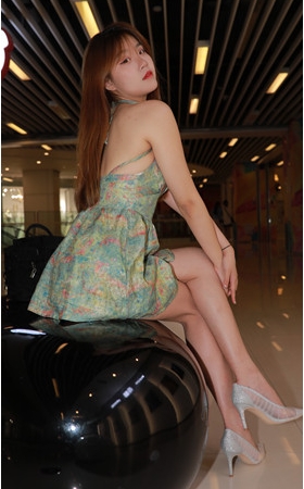 （视频）绿色小花裙美女