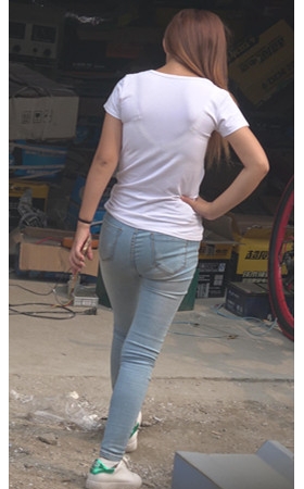 紧身牛仔白衣小妹
