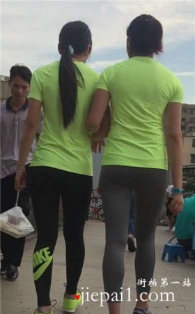 街拍紧身圆臀运动裤美女姐妹一起牵手逛街 [776 MB]