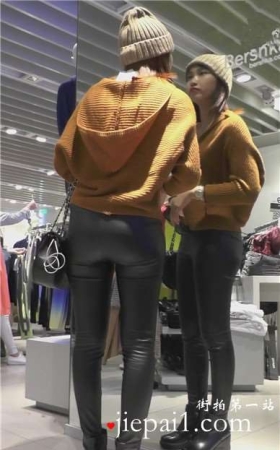 街拍黑色紧身皮裤美眉逛商场 [1.95 GB]