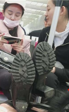 4k-高铁站候车室拍摄丝袜打底裤粉衣甜美女孩。