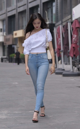 [一只麋鹿专区] 蓝色紧身牛仔裤美女 【图片➕视频】<font color=red> [10P]</font>
