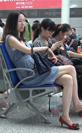 火车高铁站机场系列裸足美女