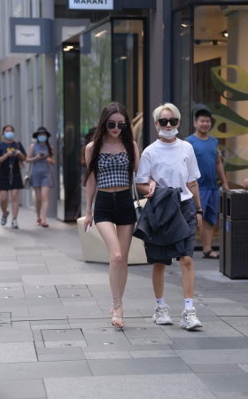 绷紧的热裤长腿女友
