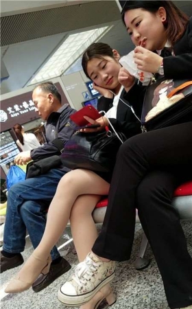 4k-候车室的肉丝街拍美腿黑色包臀裙美女