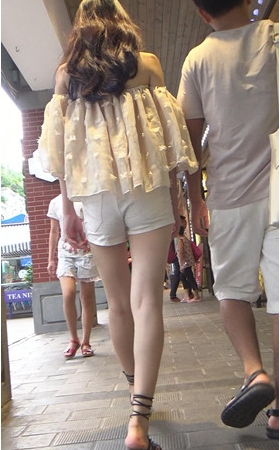 和男友逛街的妹子