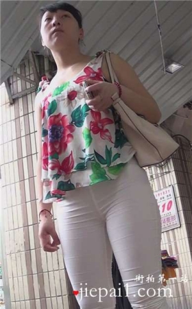 街拍肉臀白色紧身裤美少妇，花高跟更显韵味 [1.05 GB]