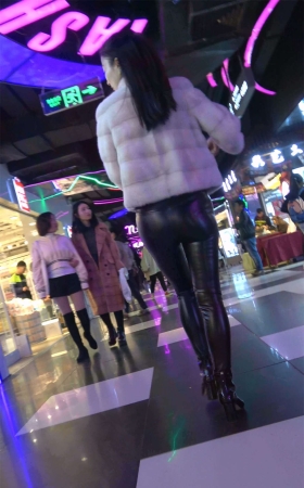 黑色紧身皮裤MM