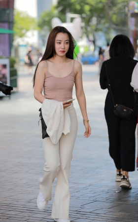 白色紧身喇叭裤小姐姐