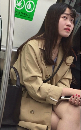 地铁上的圆脸肉嘟嘟水妹子