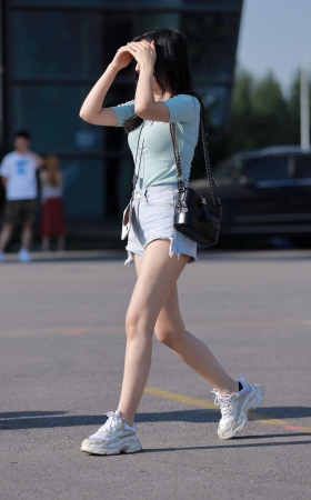 白皙长腿美女